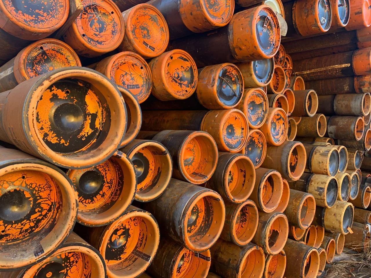 Торцы обсадных труб на складе