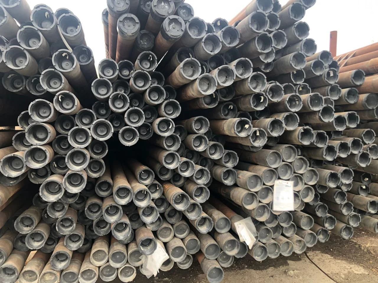 Пучок обсадных труб с соединениями