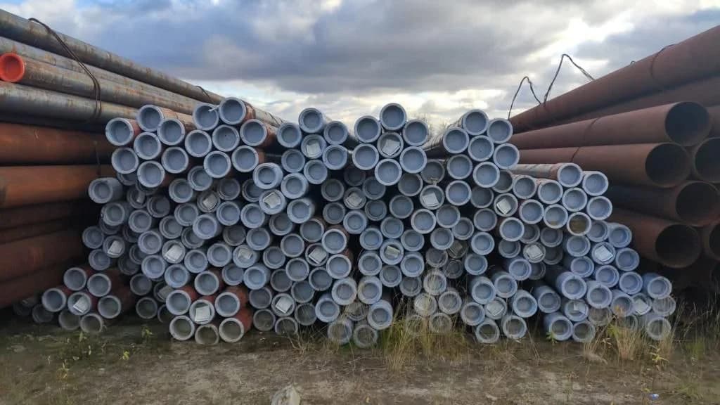 Партия обсадных труб на складской площадке